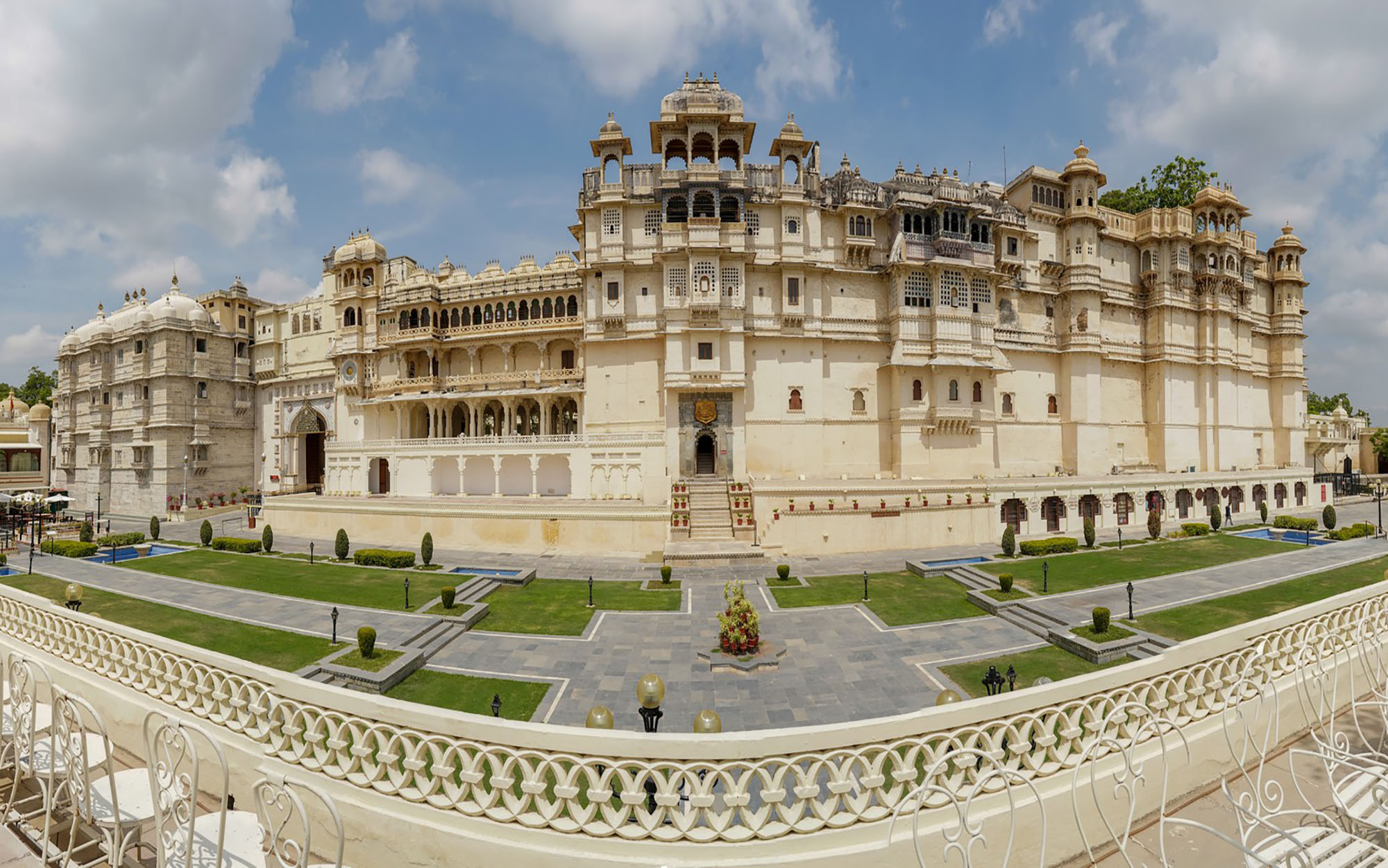 what experiences make udaipur a must-visit city in india?