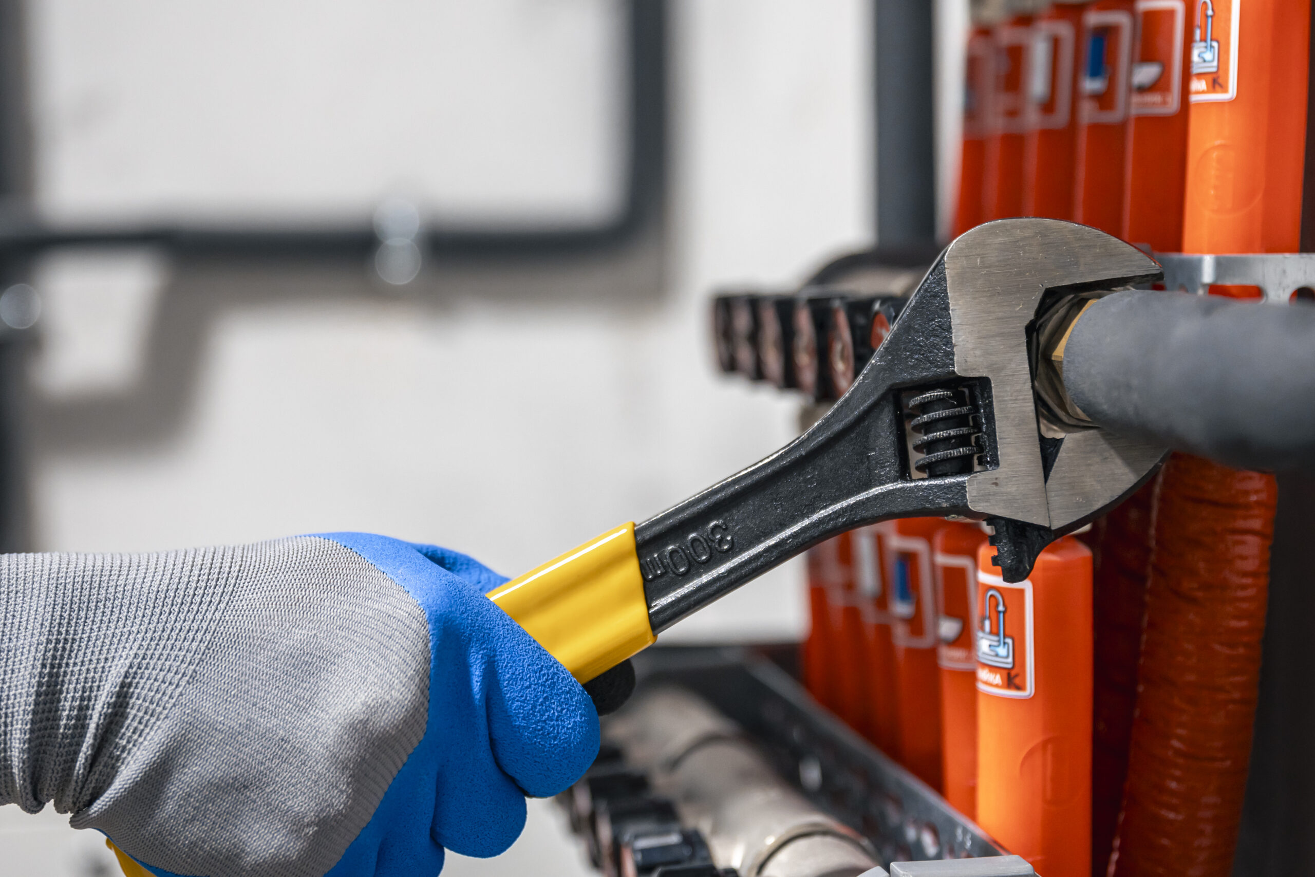 how emergency plumbing can safely remove sewage backups from your home